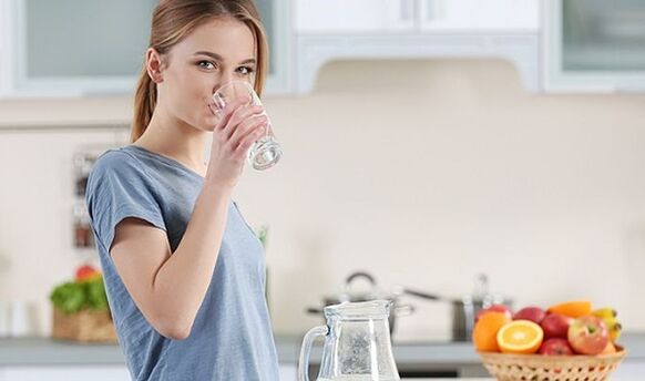 Bir kız su diyeti uygulayarak kilo vermek istiyor