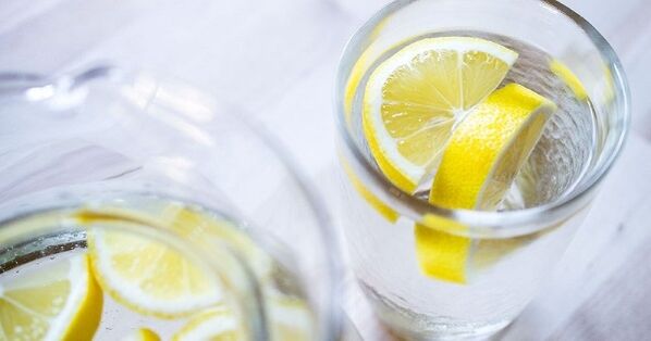 Suya limon suyu eklemek su diyetine bağlı kalmayı kolaylaştıracaktır. 