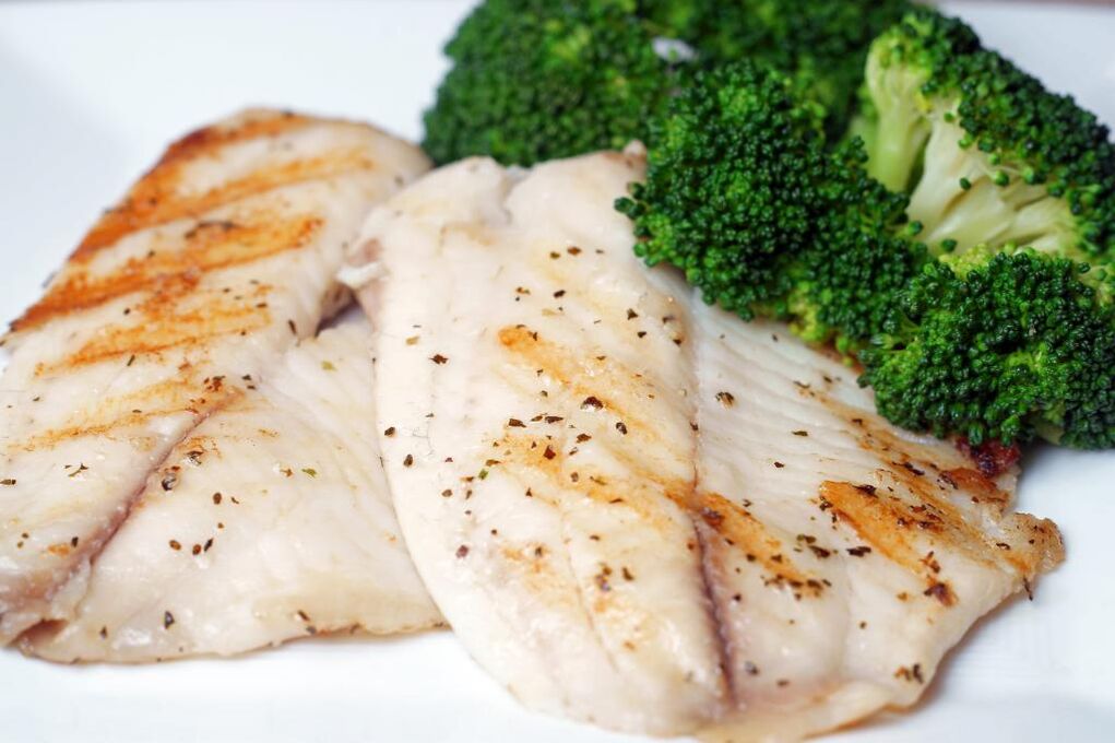 Fırında veya haşlanmış balık, Usame Hamdiy'in diyet menüsünde doyurucu bir yemektir