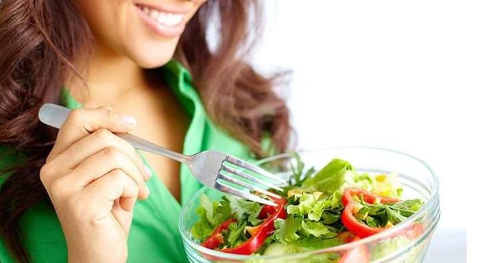 protein diyetinde sebze salatası yiyen kız
