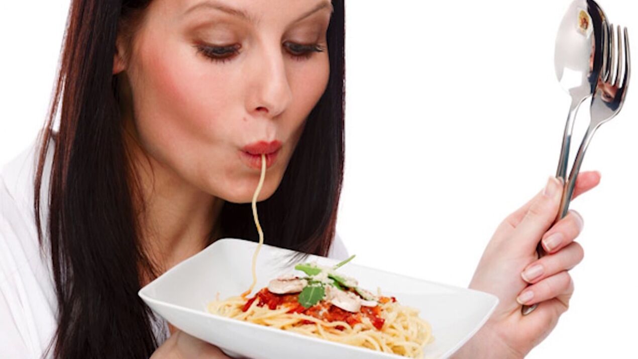 göbek zayıflamak için spagetti yiyen kadın